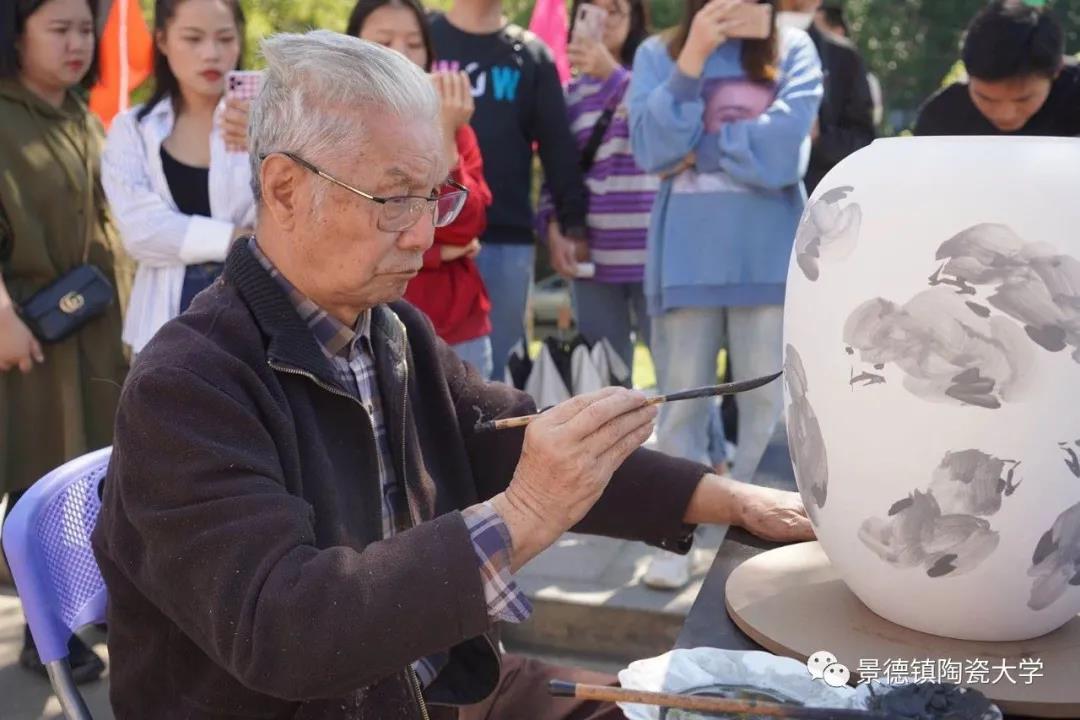 景德镇陶瓷大学举行“迁想妙得”110周年校庆陶瓷艺术作品集体创作活动 景德镇陶瓷大学举行“迁想妙得”110周年校庆陶瓷艺术作品集体创作活动