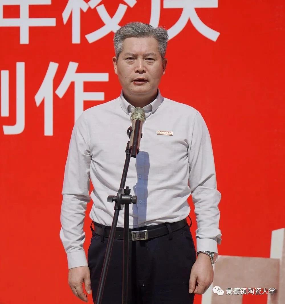 开幕式上，校党委书记梅仕灿宣布集体创作正式开笔。.jpg